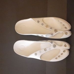 Unknown women's slipper slides